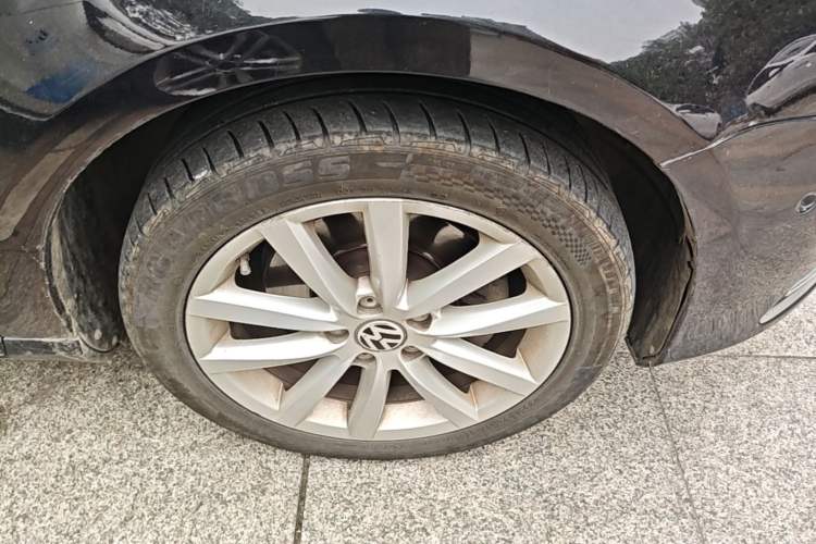 Used Volkswagen Magotan 2013 2.0 TSI Prestige Model Right Front Wheel Hub