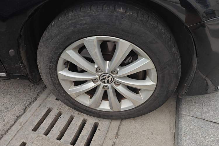 Used Volkswagen Magotan 2013 1.8TSI Premier Model Right Front Wheel Hub