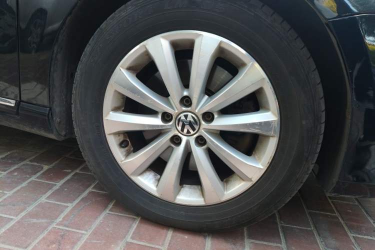 Used Volkswagen Magotan 2013 1.8TSI Premier Model Right Front Wheel Hub