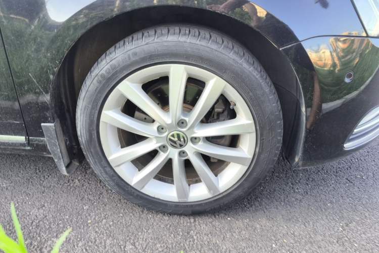 Used Volkswagen Magotan 2013 2.0 TSI Prestige Model Right Front Wheel Hub