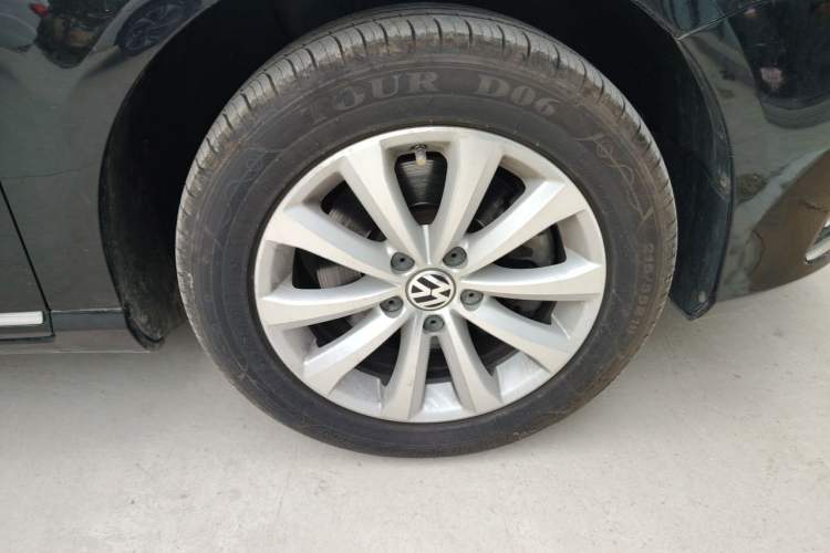 Used Volkswagen Magotan 2013 1.8TSI Premier Model Right Front Wheel Hub