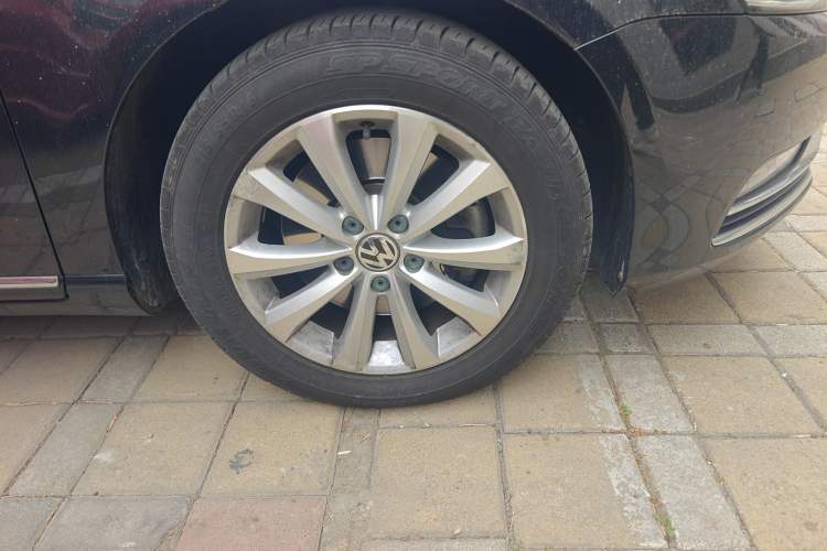Used Volkswagen Magotan 2013 1.8TSI Premier Model Right Front Wheel Hub