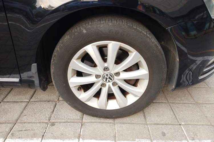 Used Volkswagen Magotan 2013 1.8TSI Premier Model Right Front Wheel Hub