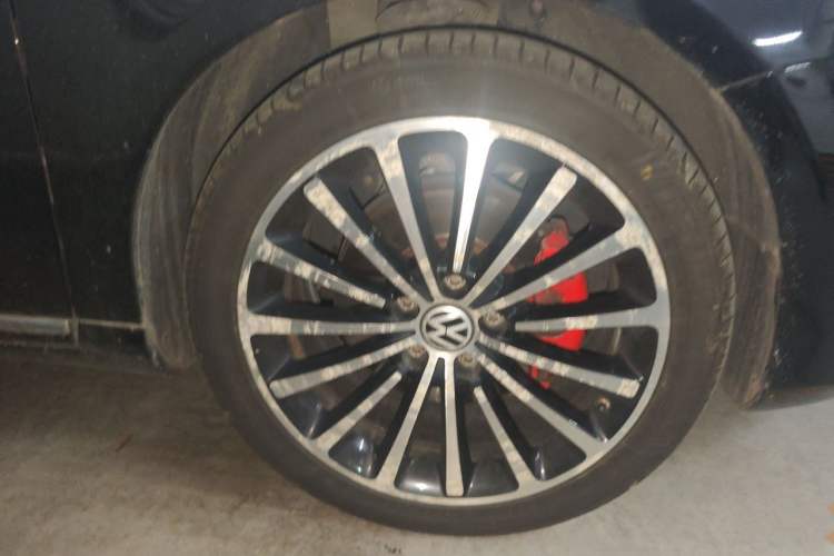 Used Volkswagen Magotan 2013 1.8TSI Premier Model Right Front Wheel Hub