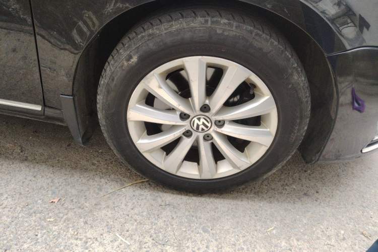 Used Volkswagen Magotan 2013 1.8TSI Premier Model Right Front Wheel Hub