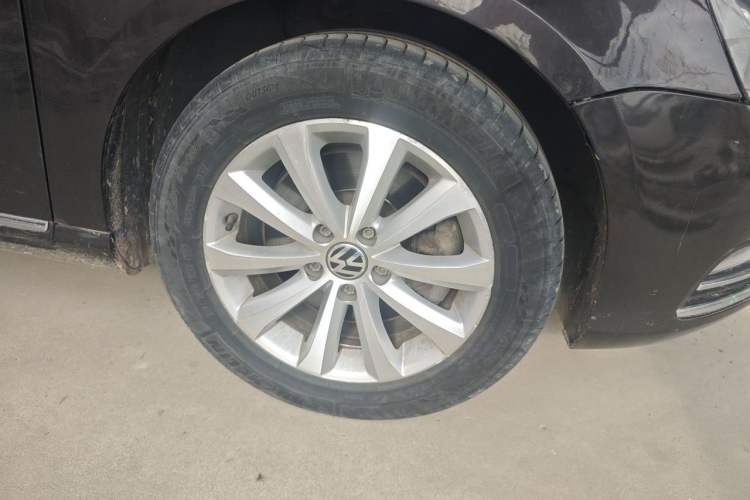 Used Volkswagen Magotan 2013 1.8TSI Premier Model Right Front Wheel Hub