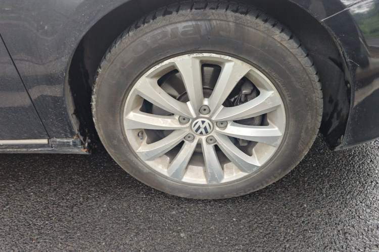 Used Volkswagen Magotan 2013 1.8TSI Premier Model Right Front Wheel Hub