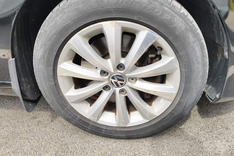 Used Volkswagen Magotan 2013 1.8TSI Comfort Model Right Front Wheel Hub