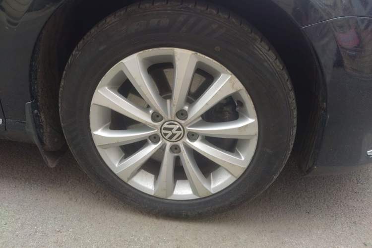 Used Volkswagen Magotan 2013 1.8TSI Premier Model Right Front Wheel Hub