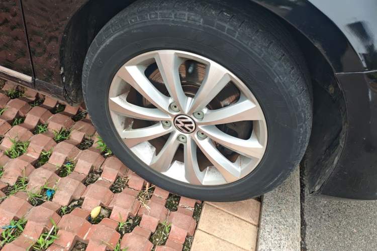 Used Volkswagen Magotan 2013 1.8TSI Comfort Model Right Front Wheel Hub