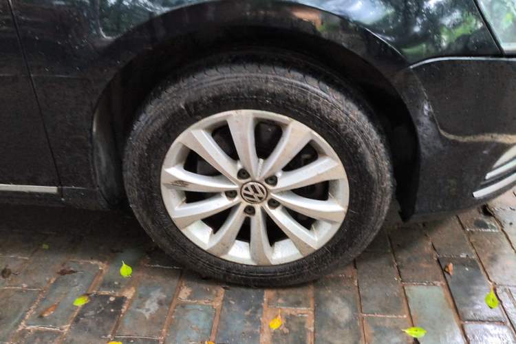 Used Volkswagen Magotan 2013 1.8TSI Premier Model Right Front Wheel Hub