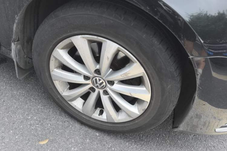 Used Volkswagen Magotan 2013 2.0 TSI Luxury Model Right Front Wheel Hub