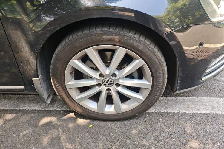 Used Volkswagen Magotan 2013 2.0 TSI Prestige Model Right Front Wheel Hub