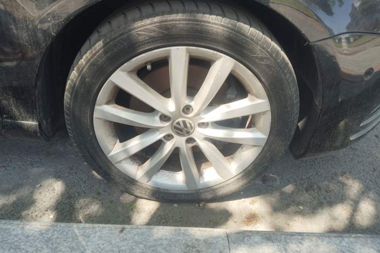 Used Volkswagen Magotan 2013 2.0 TSI Prestige Model Right Front Wheel Hub