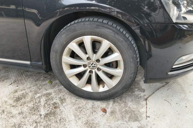 Used Volkswagen Magotan 2013 1.8TSI Premier Model Right Front Wheel Hub