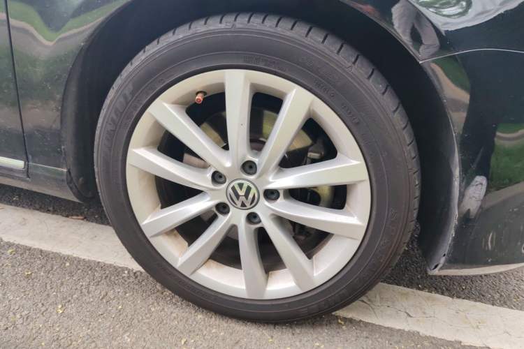 Used Volkswagen Magotan 2013 2.0 TSI Prestige Model Right Front Wheel Hub