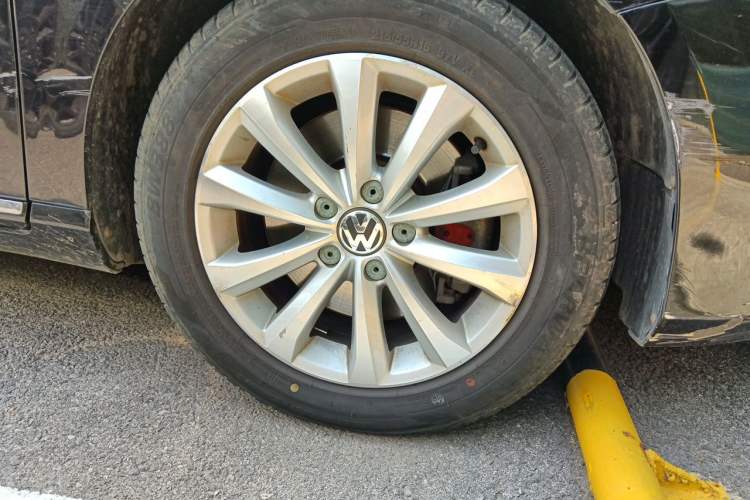 Used Volkswagen Magotan 2013 1.8TSI Comfort Model Right Front Wheel Hub