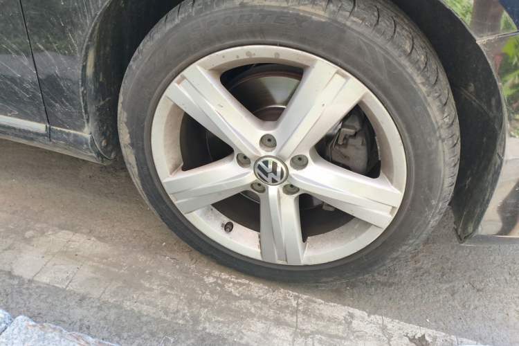 Used Volkswagen Magotan 2013 2.0 TSI Ultimate Model Right Front Wheel Hub
