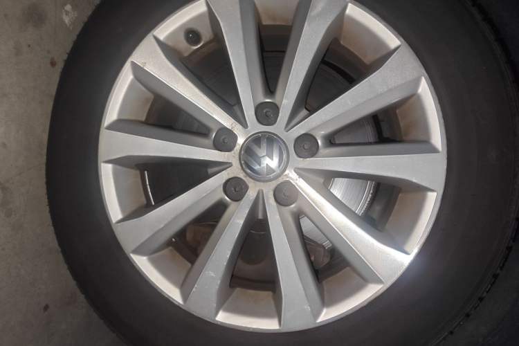 Used Volkswagen Magotan 2013 1.8TSI Premier Model Right Front Wheel Hub