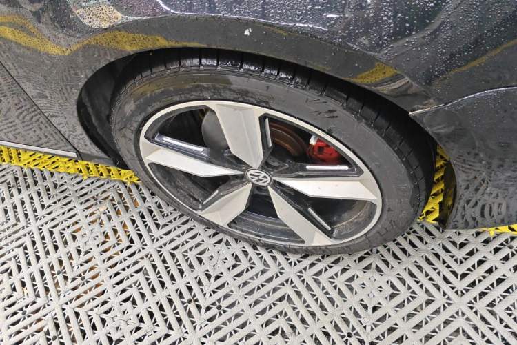 Used Volkswagen Magotan 2013 1.8TSI Luxury Model Right Front Wheel Hub
