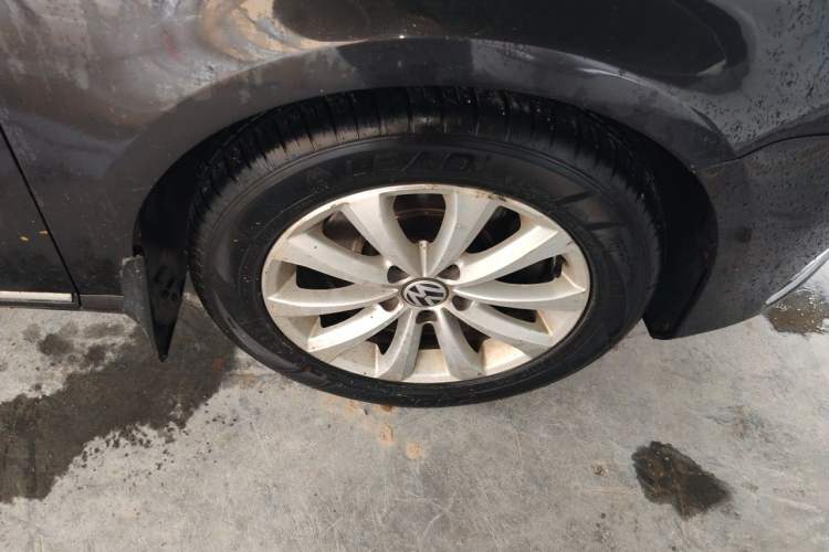 Used Volkswagen Magotan 2013 2.0 TSI Luxury Model Right Front Wheel Hub
