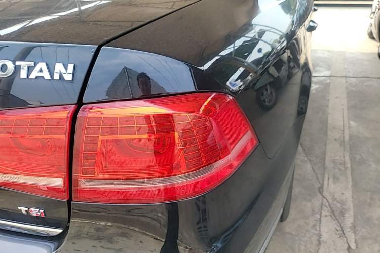 Used Volkswagen Magotan 2013 1.8TSI Luxury Model Right Rear Taillight