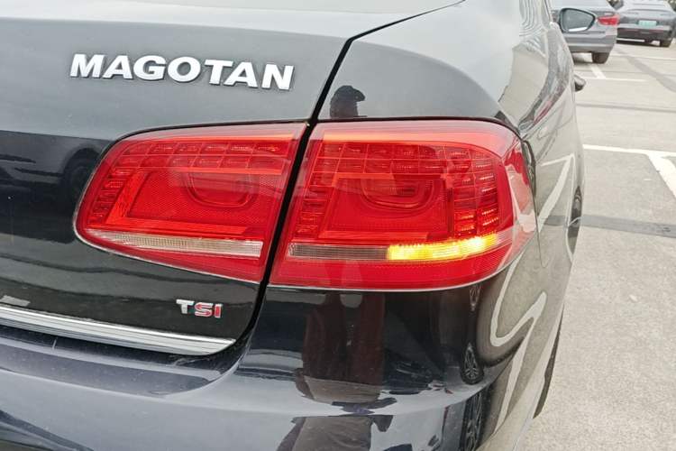 Used Volkswagen Magotan 2013 1.8TSI Luxury Model Right Rear Taillight