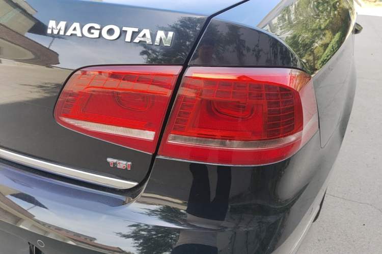 Used Volkswagen Magotan 2013 2.0 TSI Prestige Model Right Rear Taillight