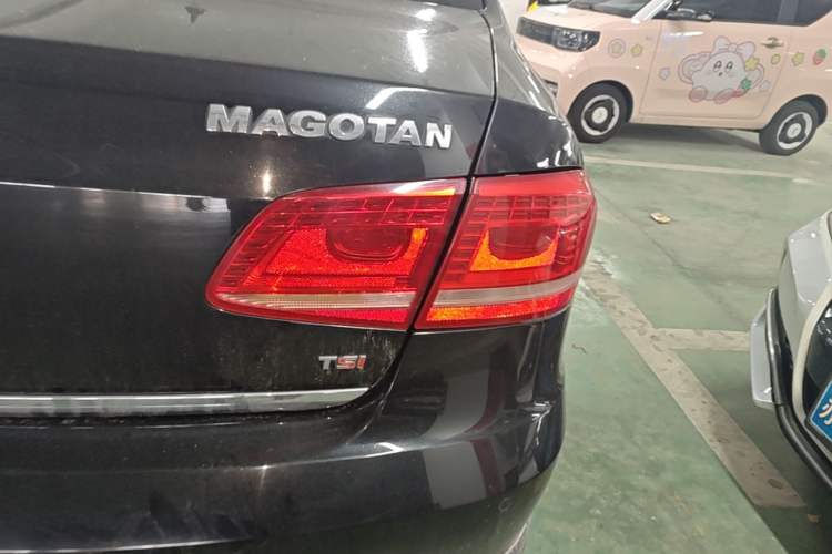 Used Volkswagen Magotan 2013 1.8TSI Luxury Model Right Rear Taillight