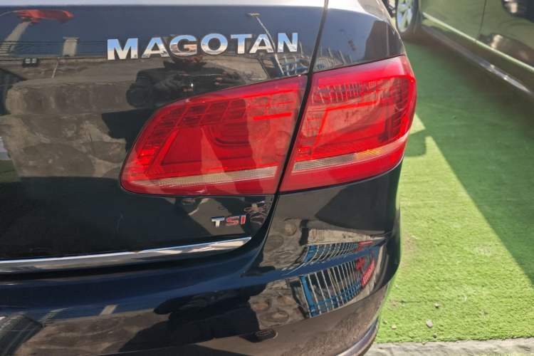 Used Volkswagen Magotan 2013 1.8TSI Luxury Model Right Rear Taillight