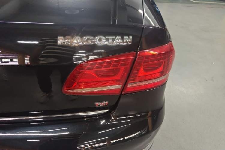 Used Volkswagen Magotan 2013 2.0 TSI Prestige Model Right Rear Taillight