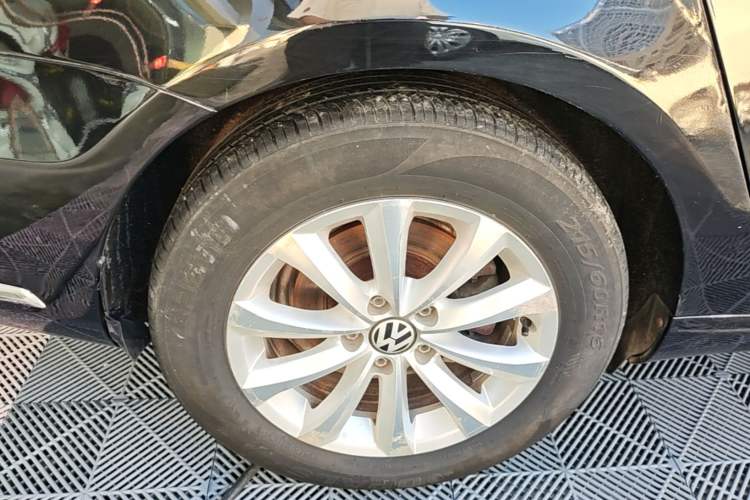 Used Volkswagen Magotan 2013 1.8TSI Premier Model Right Rear Wheel Hub