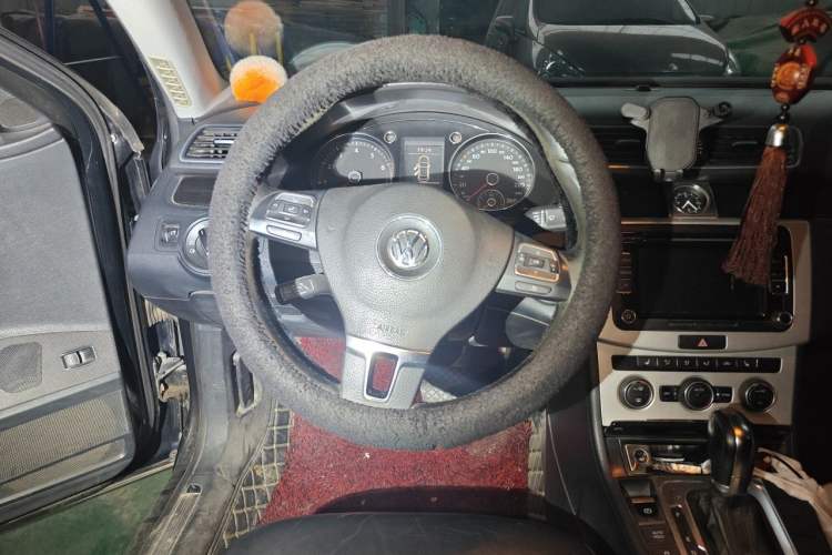 Used Volkswagen Magotan 2013 1.8TSI Luxury Model Steering Wheel