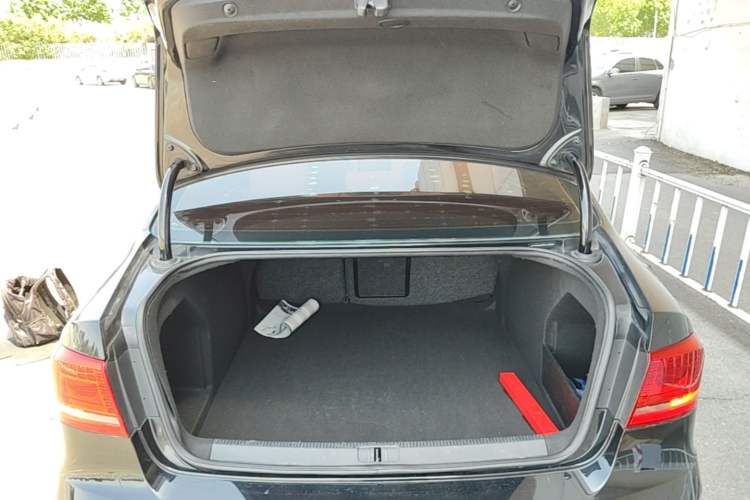 Used Volkswagen Magotan 2013 1.8TSI Luxury Model Trunk