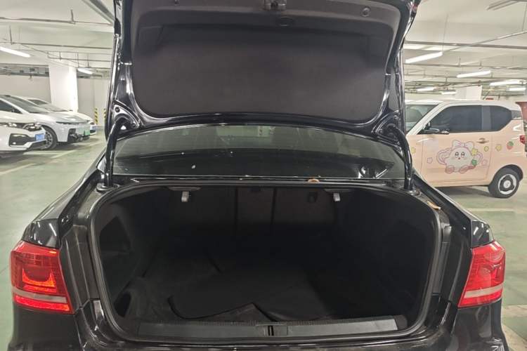 Used Volkswagen Magotan 2013 1.8TSI Luxury Model Trunk