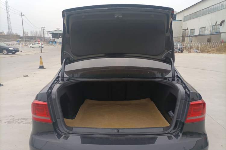 Used Volkswagen Magotan 2013 1.8TSI Premier Model Trunk