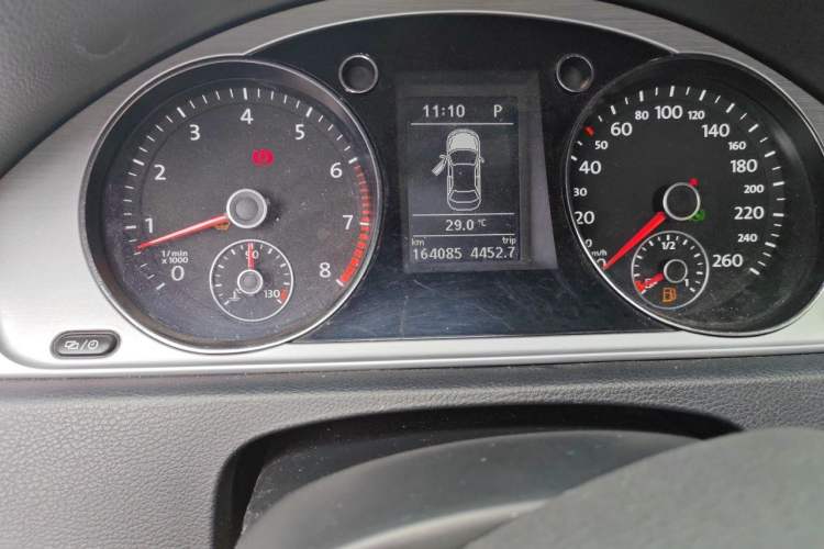 Used Volkswagen Magotan 2013 1.4 TSI BlueMotion Edition Odometer Close Up
