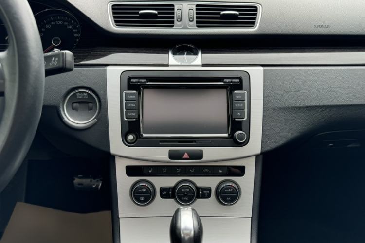 Used Volkswagen Magotan 2013 2.0 TSI Prestige Model Audio And AC Panel