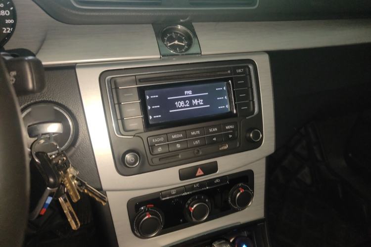 Used Volkswagen Magotan 2013 1.8TSI Premier Model Audio And AC Panel