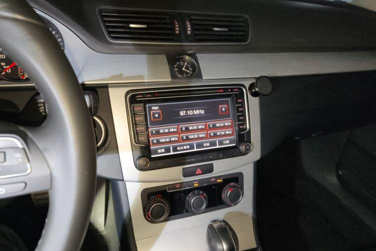 Used Volkswagen Magotan 2013 1.8TSI Premier Model Audio And AC Panel