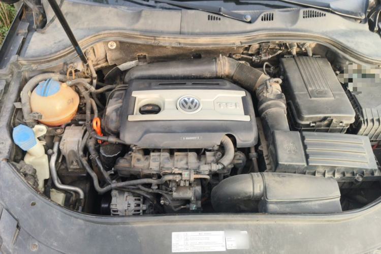 Used Volkswagen Magotan 2013 1.8TSI Prestige Model Engine Bay