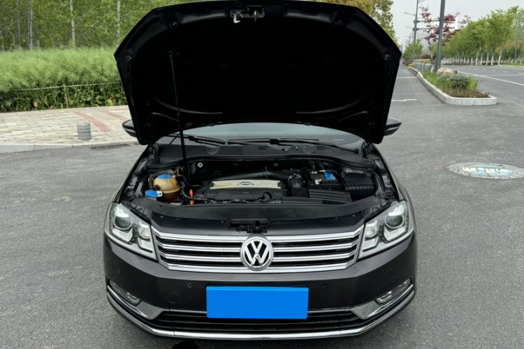 Used Volkswagen Magotan 2013 2.0 TSI Prestige Model Engine Bay