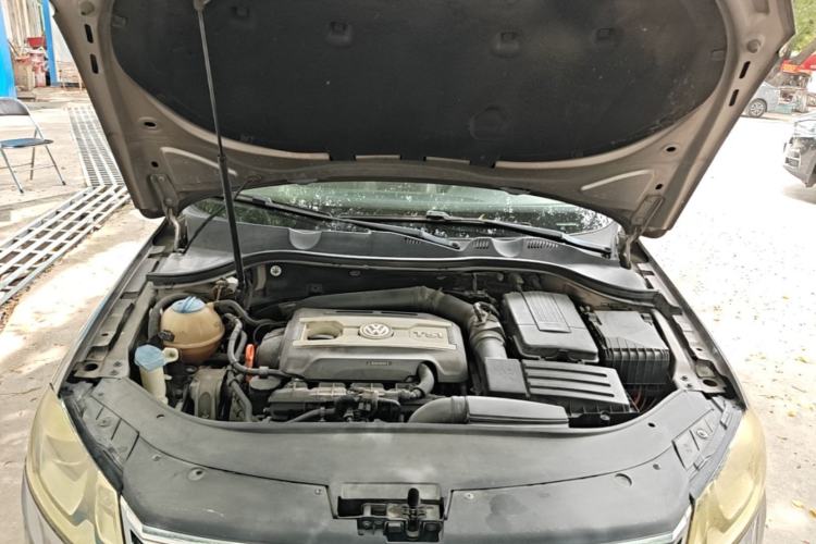 Used Volkswagen Magotan 2013 1.8TSI Luxury Model Engine Bay