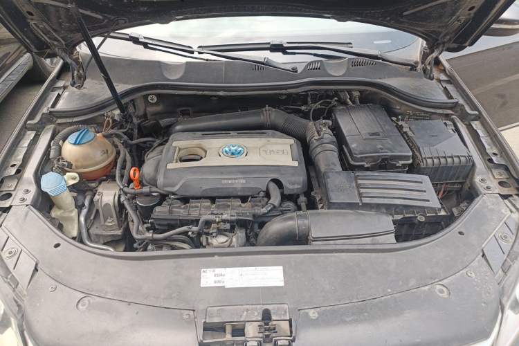 Used Volkswagen Magotan 2013 2.0 TSI Luxury Model Engine Bay