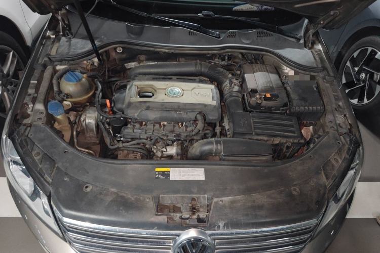 Used Volkswagen Magotan 2013 1.8TSI Prestige Model Engine Bay