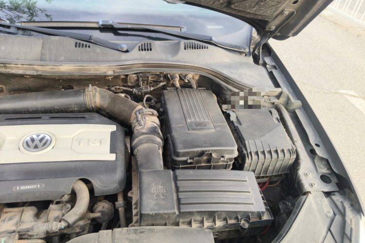 Used Volkswagen Magotan 2013 1.8TSI Prestige Model Engine Bay Left