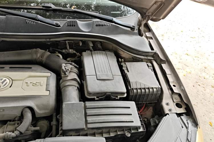 Used Volkswagen Magotan 2013 1.8TSI Luxury Model Engine Bay Left