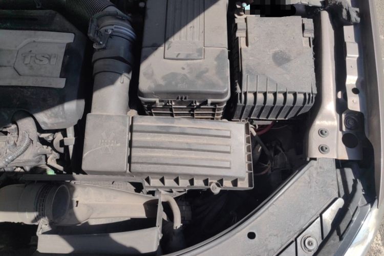 Used Volkswagen Magotan 2013 1.8TSI Luxury Model Engine Bay Left