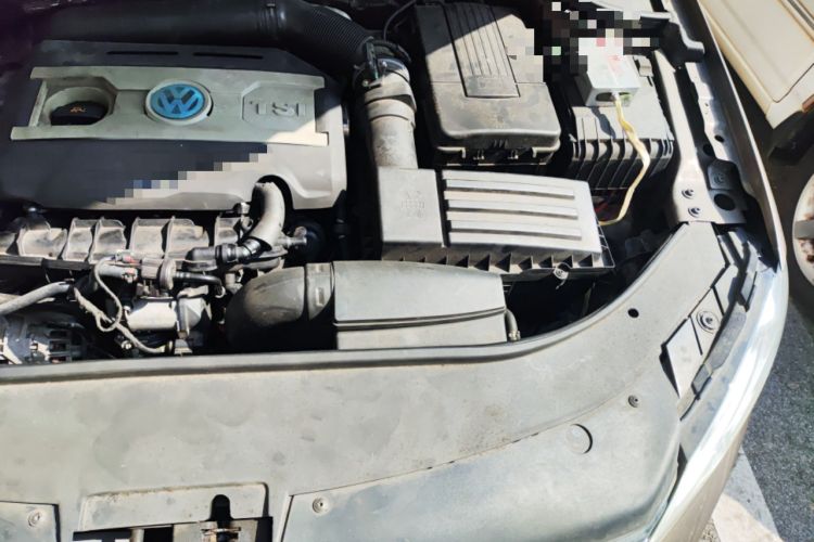Used Volkswagen Magotan 2013 1.8TSI Prestige Model Engine Bay Left