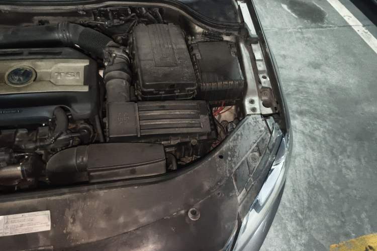 Used Volkswagen Magotan 2013 1.8TSI Luxury Model Engine Bay Left